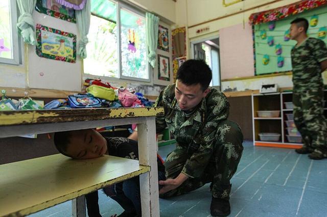 重庆学校同一教室课桌卡了两个熊孩子的头 学校决心全换了